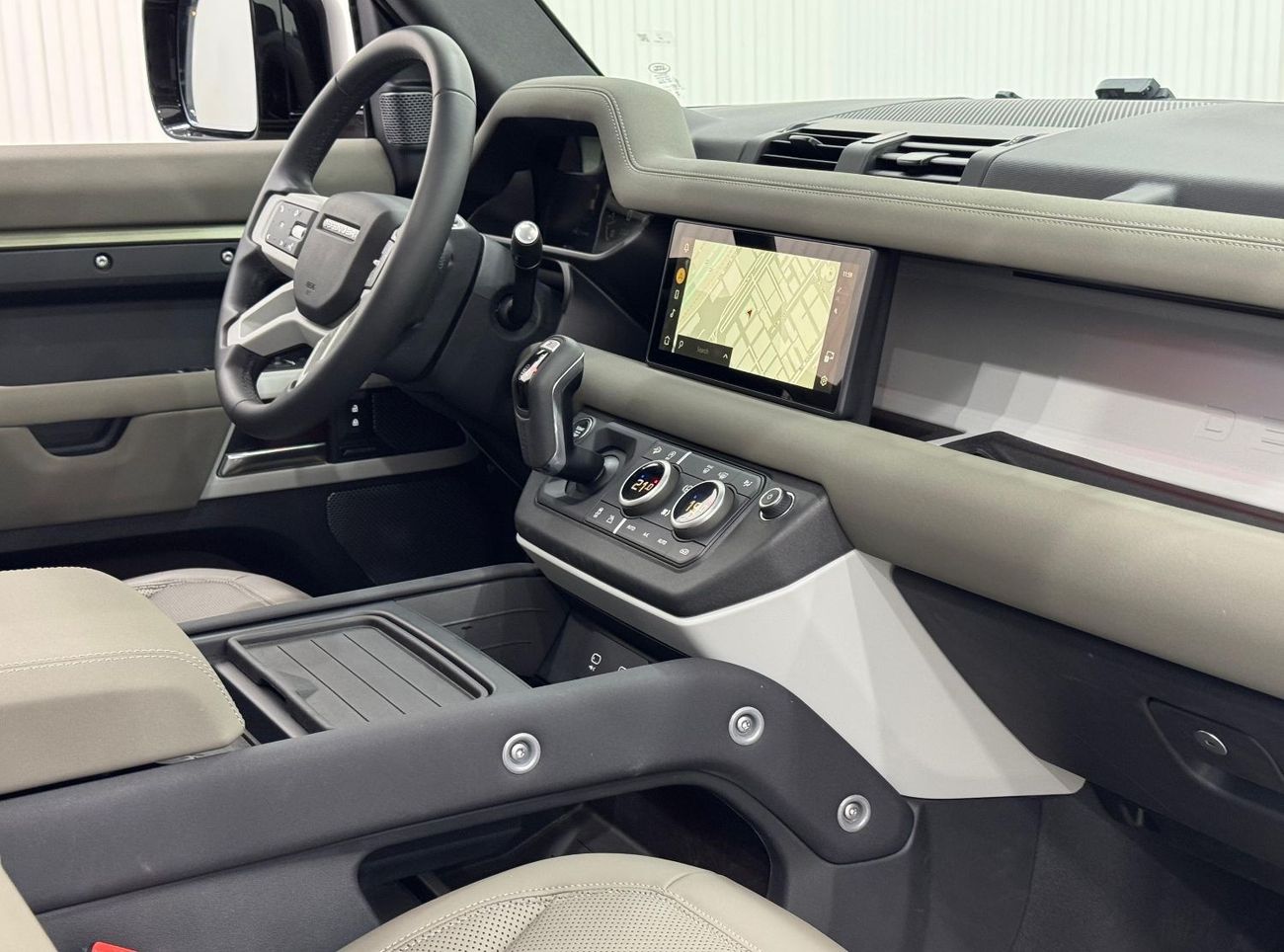 Land Rover Defender 110 SE P300 2.0L 2023 Land Rover Defender SE P300 110, Aug 2028 Land Rover Warranty, Very Low Kms, G