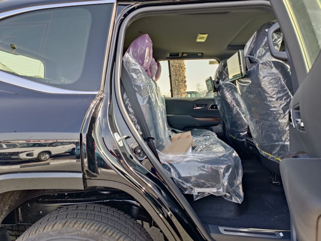 Toyota Land Cruiser VX || 3.3L DIESEL V6 || RADAR / REAR ENTERTAINMENT DVD / LEATER ,SUNROOF (CODE # VX)