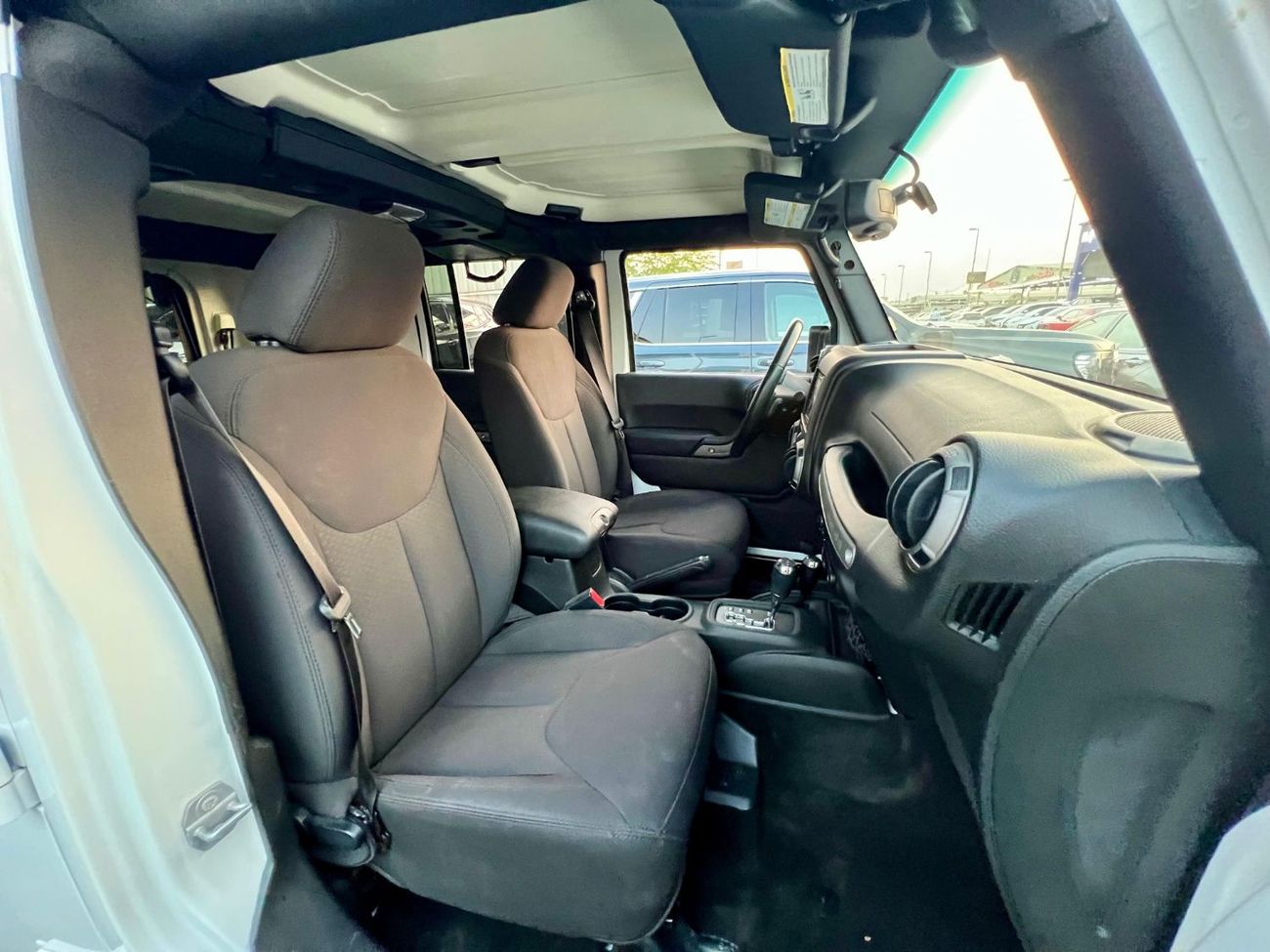 جيب رانجلر Sahara 3.6L A/T (5 Seater) warranty one year bank financie available