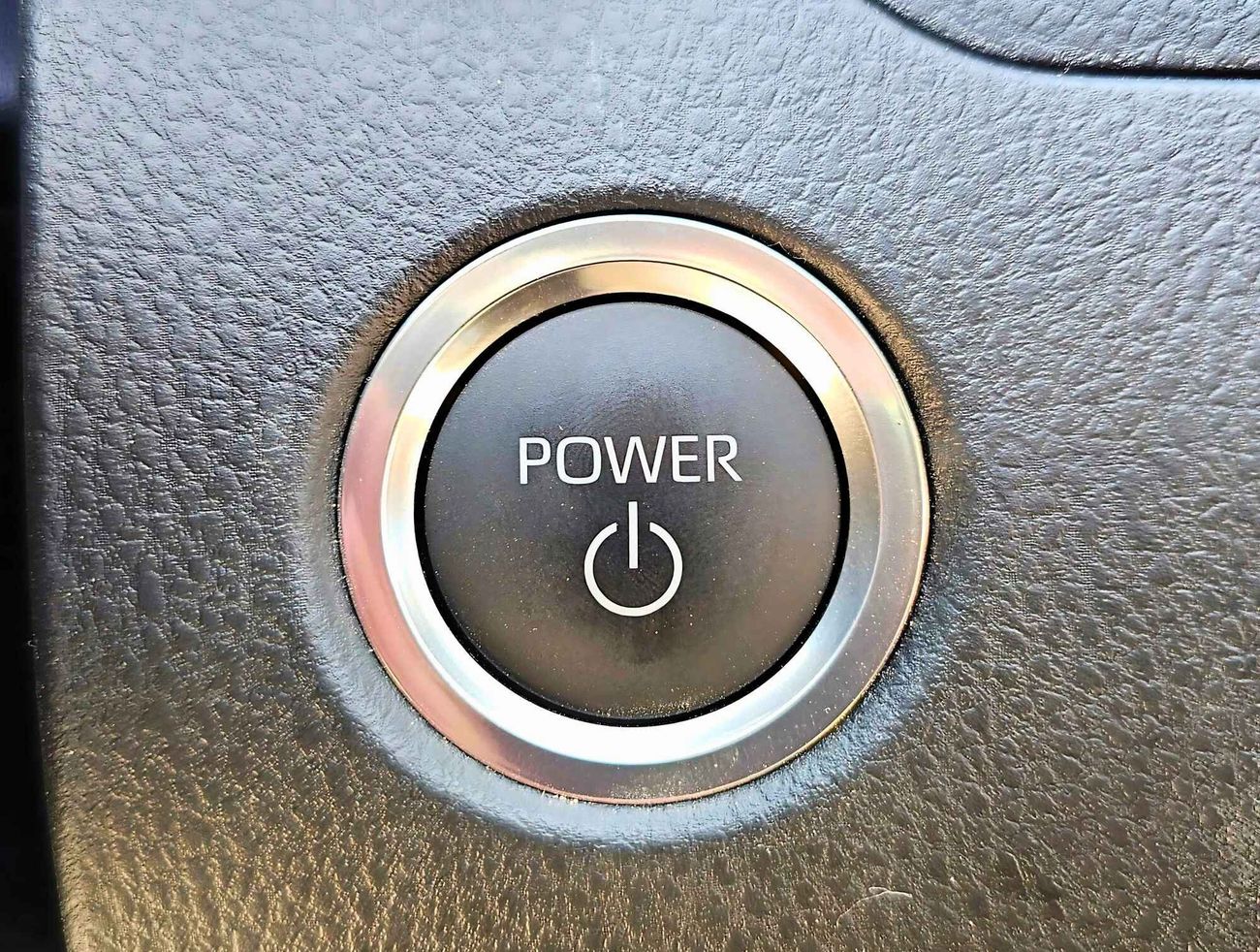 Toyota Camry LE /  2.5L V4 HYBRID / DRIVER PWR SEAT / PANORAMIC ROOF (CODE # LE)