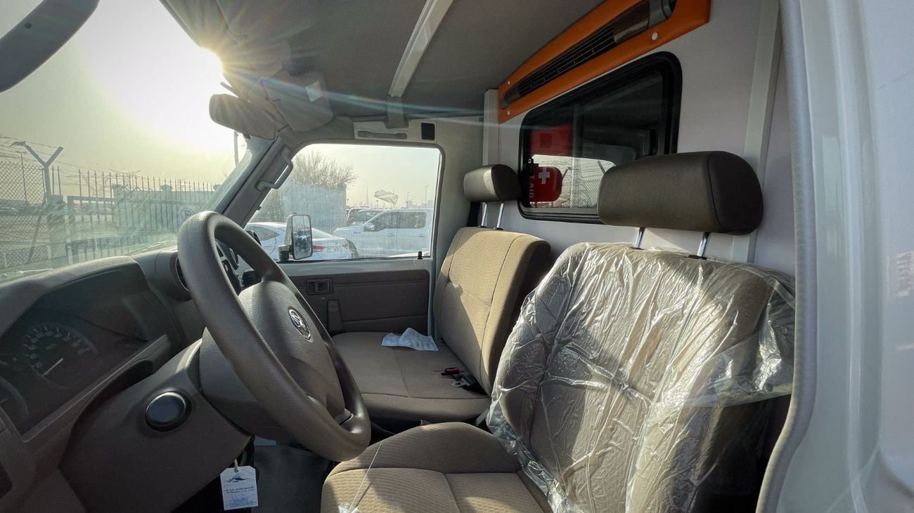 تويوتا لاند كروزر 70 78 V6 4.0L Petrol 2023YM BLS Ambulance Brand New