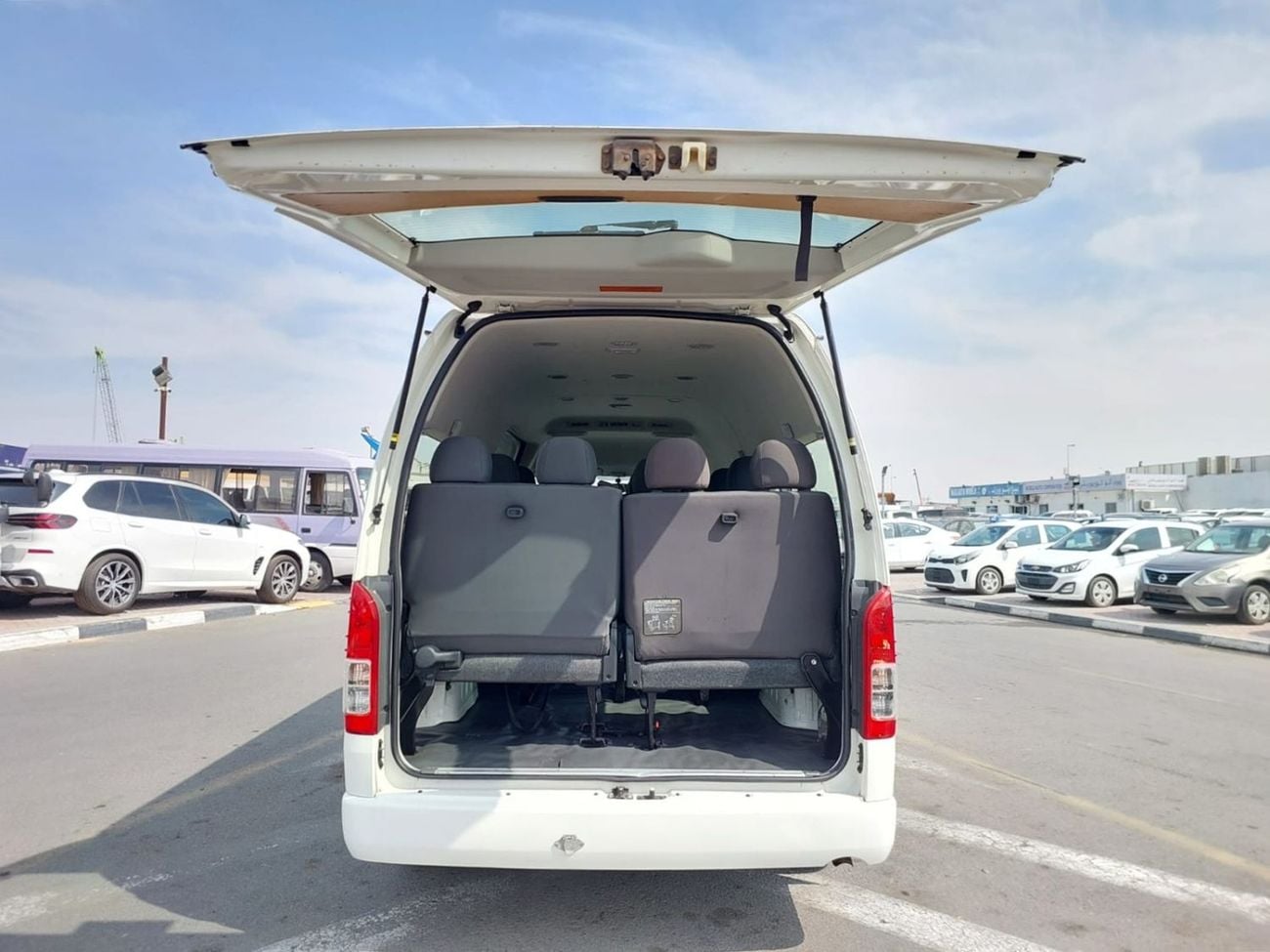 تويوتا هاياس (RAMADAN OFFER) TOYOTA HIACE COMMUTER VAN RHD 2018 MODEL 3.0 L DIESEL AUTOMATIC(PM36021)