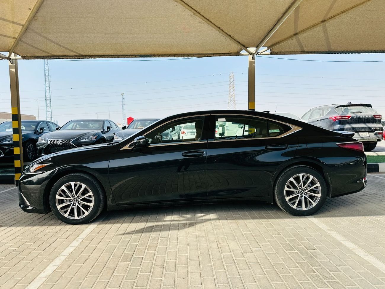 Lexus ES300h 2023 Lexus ES 300H - Black inside Brown