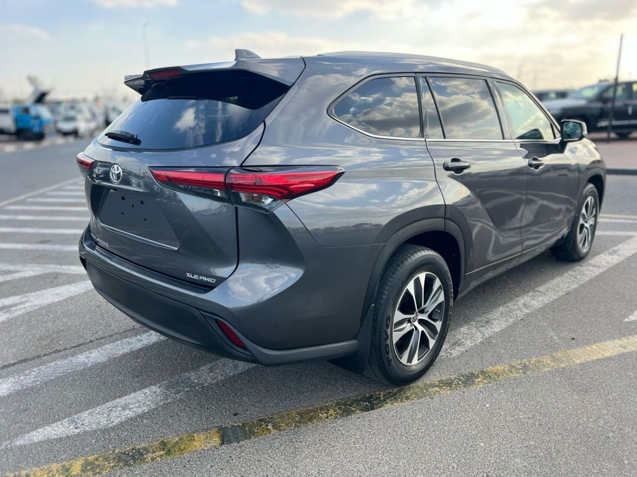 تويوتا هايلاندر 2022 TOYOTA HIGHLANDER XLE   3.5L V-6 //   4 WHEEL DRIVE 4X4 // SUNROOF //  PUSH START   // LEATHER