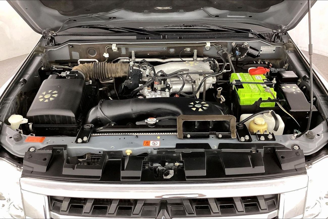 ميتسوبيشي باجيرو GLS Midline | National Day Celebration | شامل الضمان | 0 ﺪﻔﻋﺓ ﺃﻮﻟﻯ