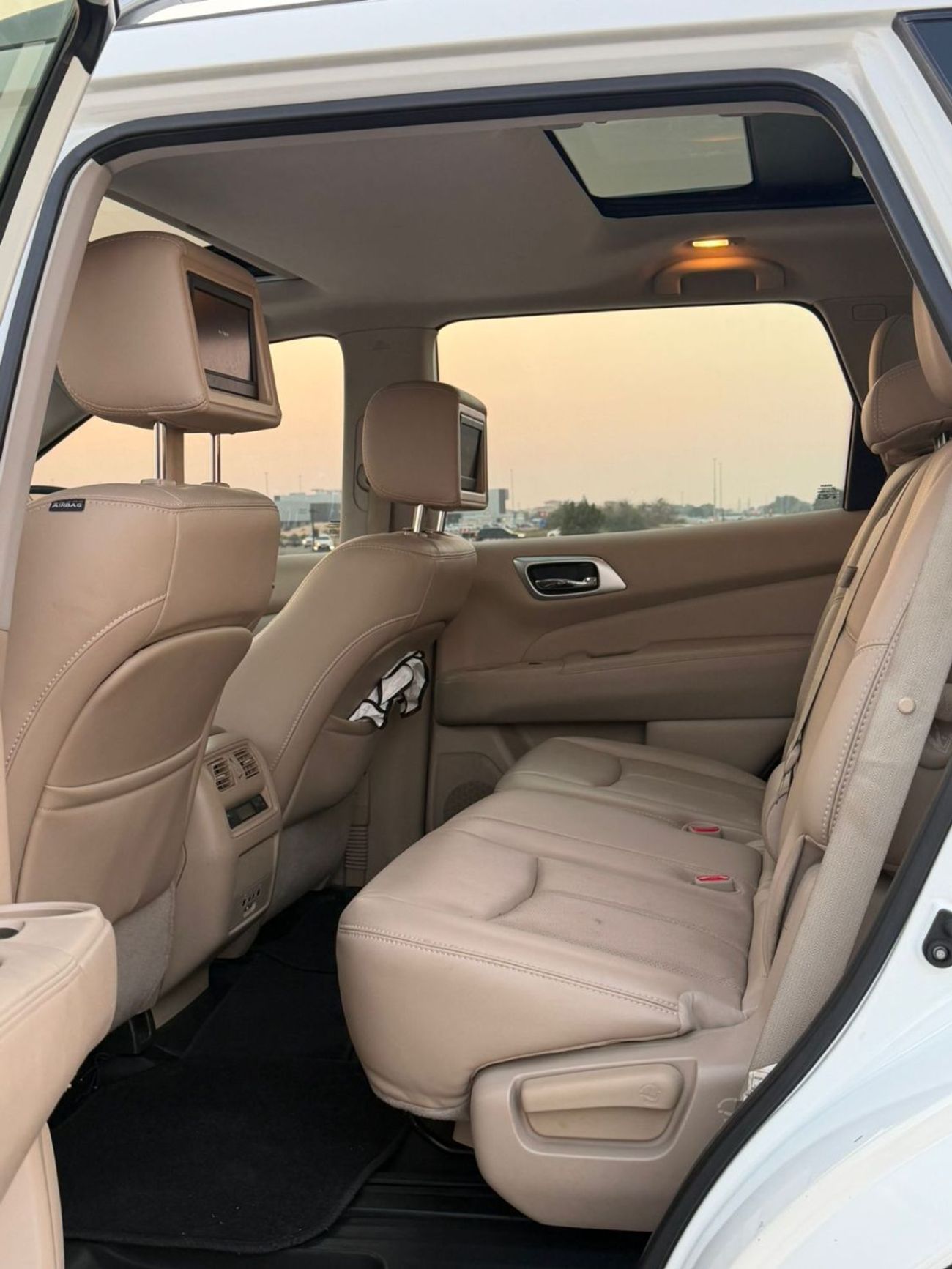 Nissan Pathfinder SL 3.5L (260 HP) 4WD Excellent condition inside and outside