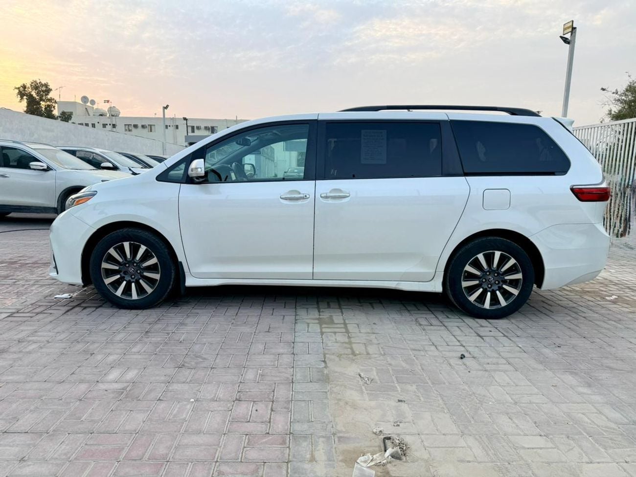 Toyota Sienna 2018 TOYOTA SIENNA XLE 360 cam  full option Ready  White