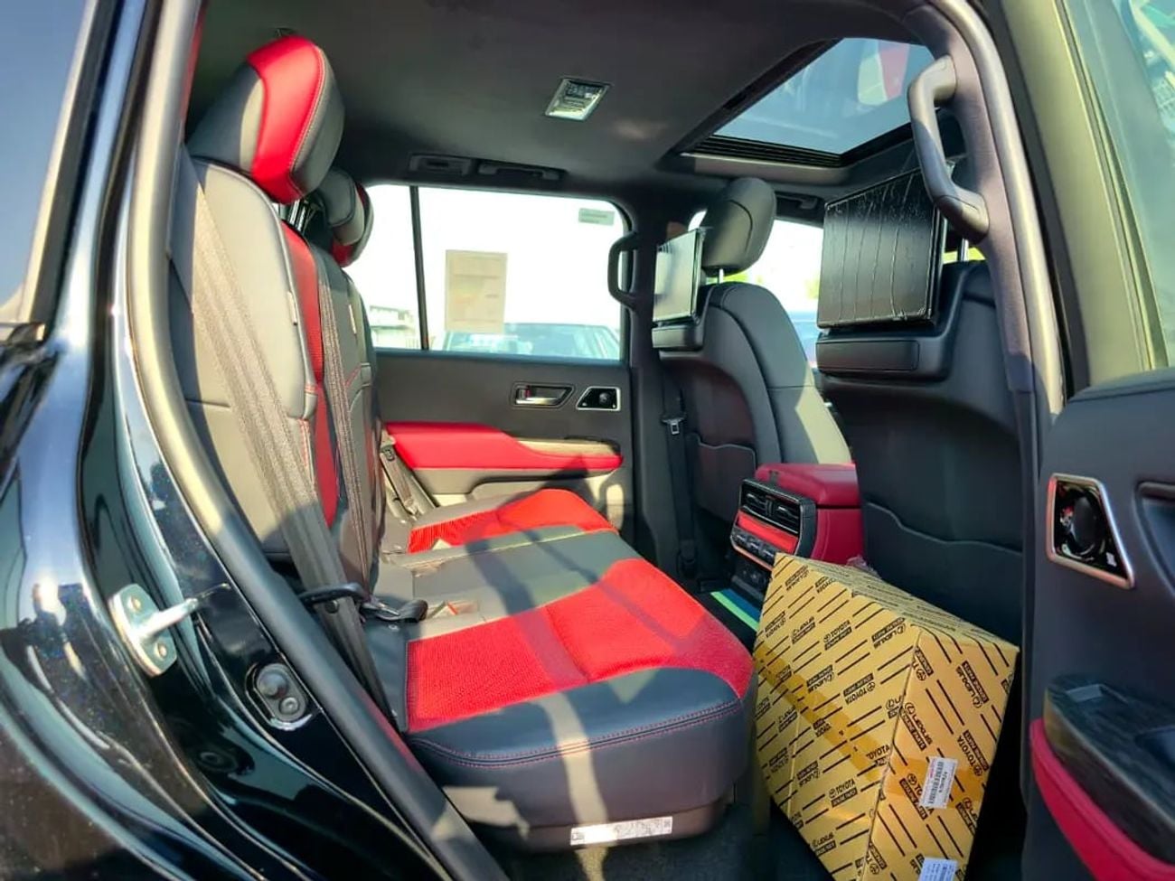 تويوتا لاند كروزر LC300 VXR - HYBRID - BLACK INSIDE BLACK RED - - GCC SPECS