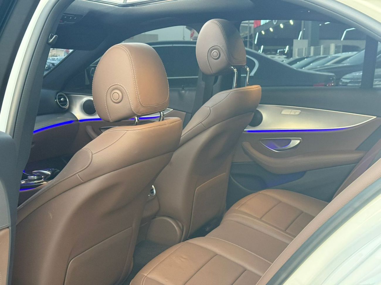 مرسيدس بنز E300 Premium + 2.0L