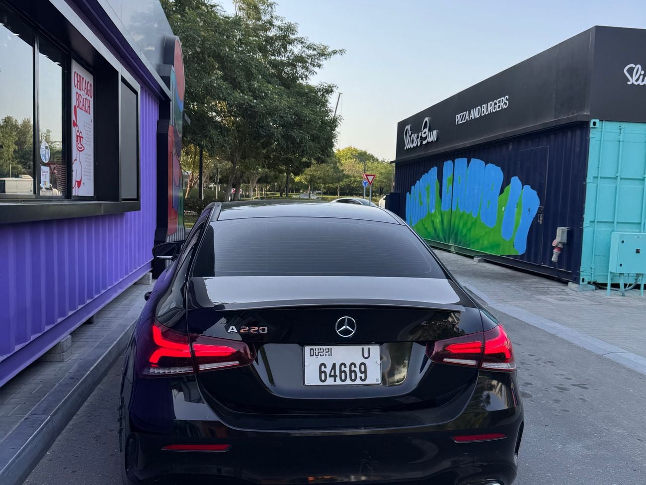 مرسيدس بنز A 220 188-hp turbocharged 2.0-liter 4-cylinder