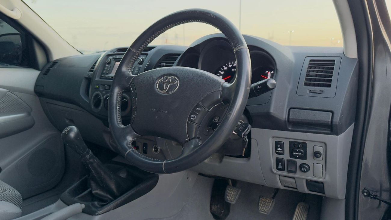 تويوتا هيلوكس PREMIUM CANOPY INSTALLED | ARB BULL BAR | 3.0L DIESEL ENGINE | 2011 | MANUAL TRANSMISSION | RHD