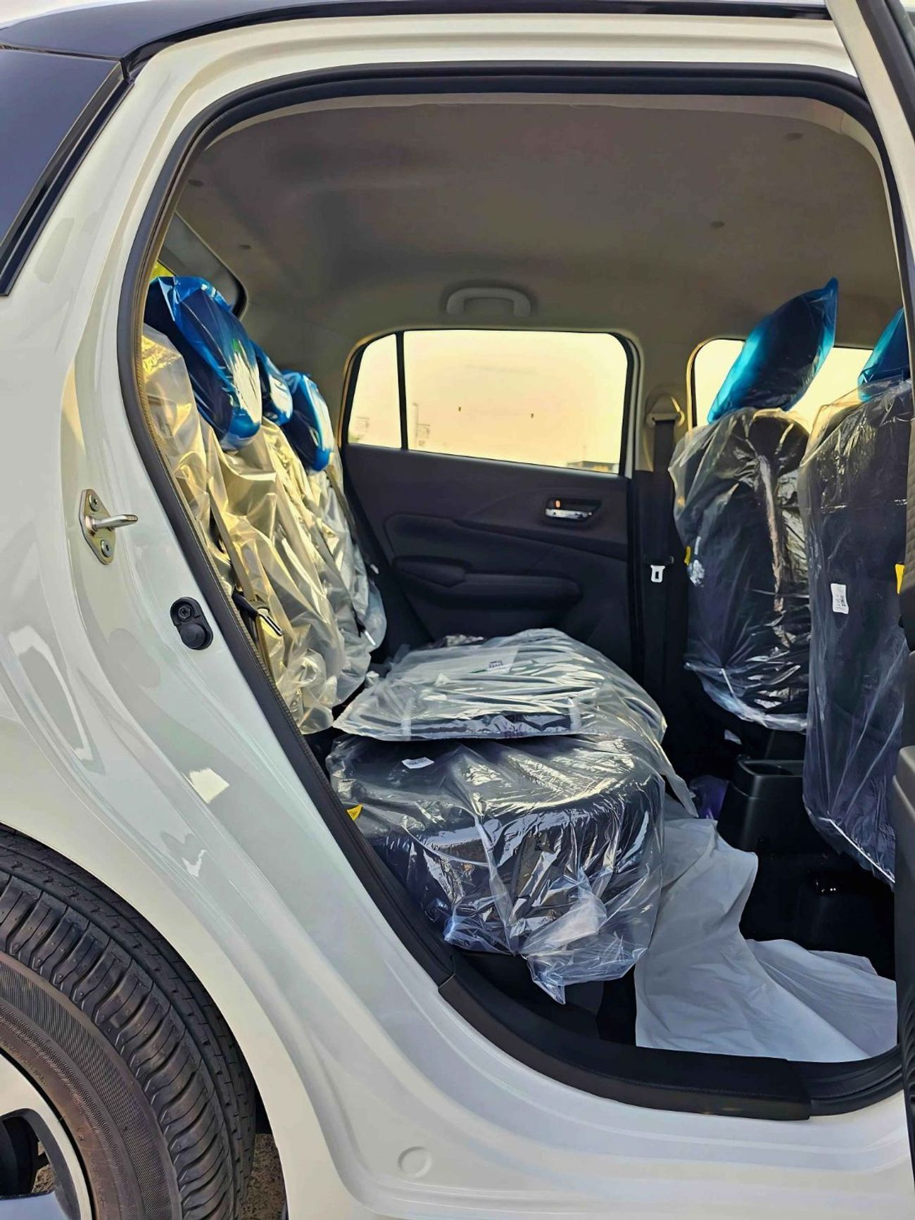 سوزوكي سويفت GLX DUAL TONE / 1.2L PETROL A/T/ PUSH START/ REAR PARKING SENSOR / REAR CAMERA / CODE # SGLX