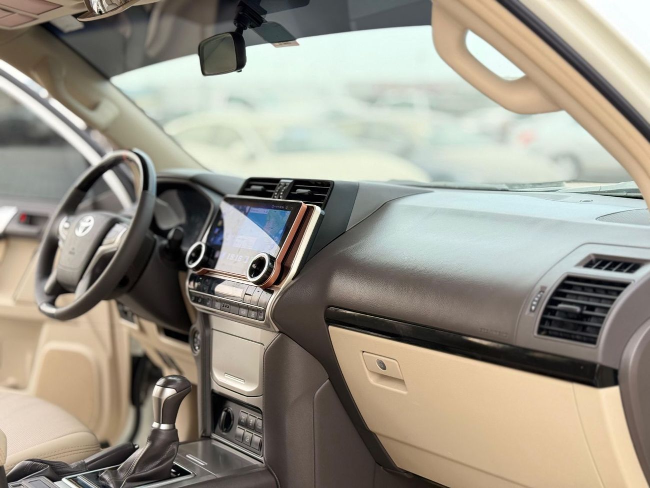 Toyota Prado Toyota Prado 2019 white 4x4 Gcc specs 6cylinders 4.0L Petro engine