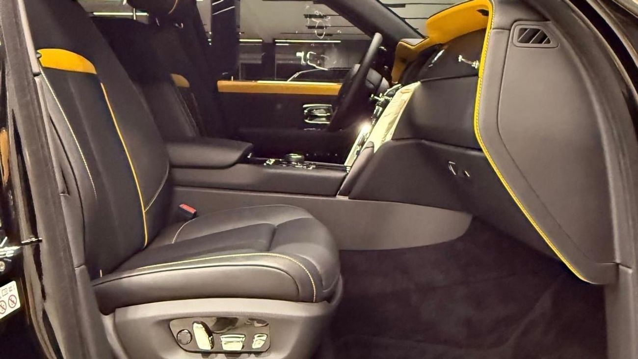 Rolls-Royce Cullinan Silver badge