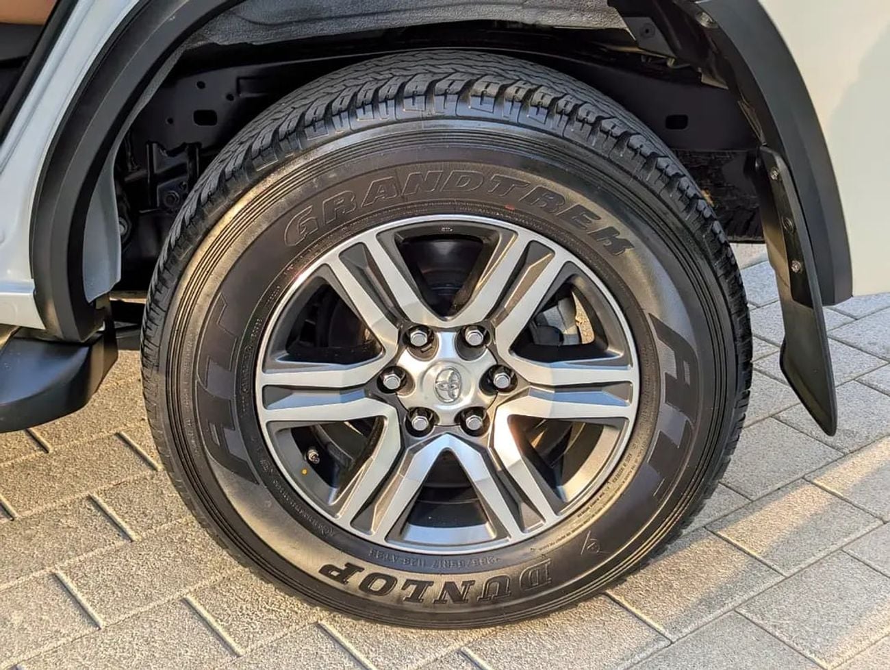 Toyota Fortuner EXR - V4 2.7L 4X4 - Original Paint - GCC Specs - Like New!