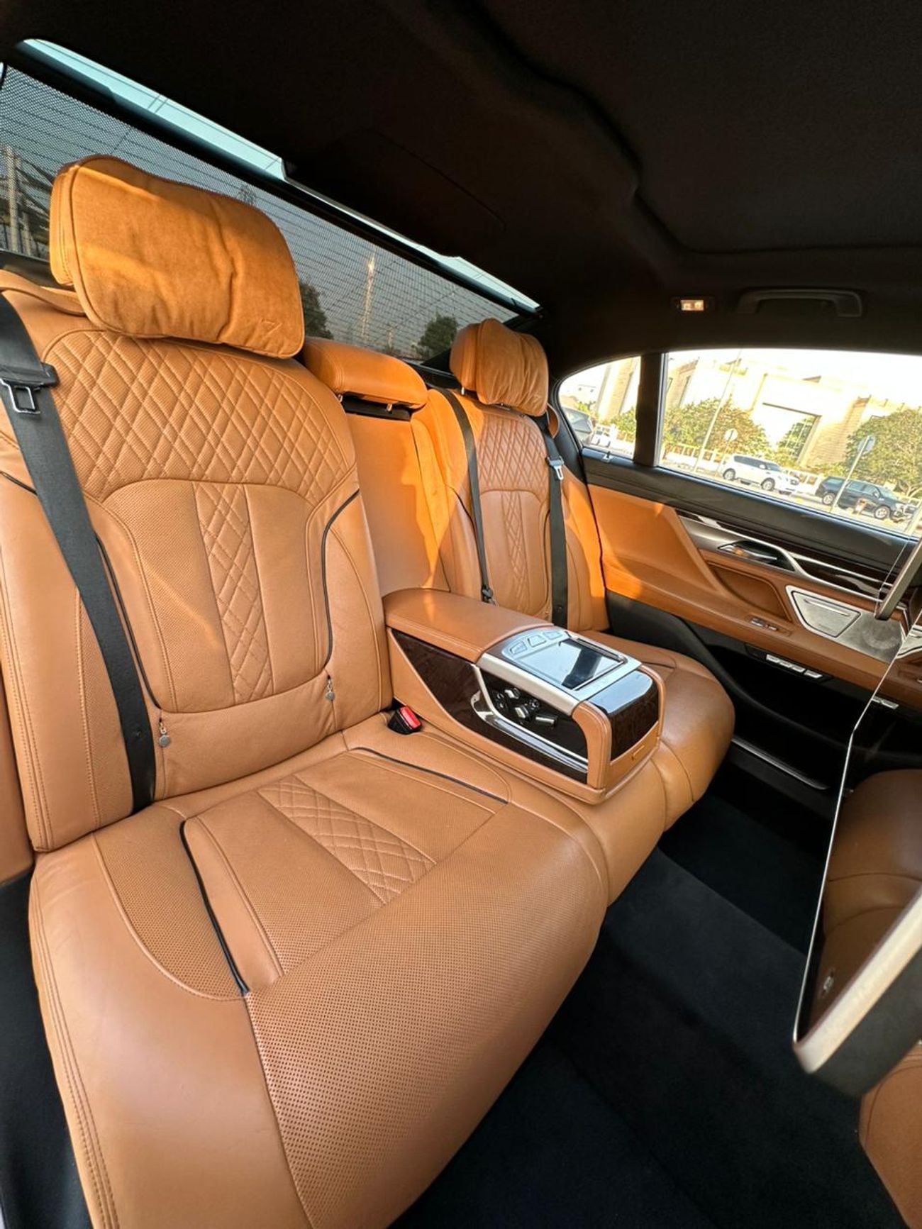 BMW 750Li Luxury 4.4L (523 HP)
