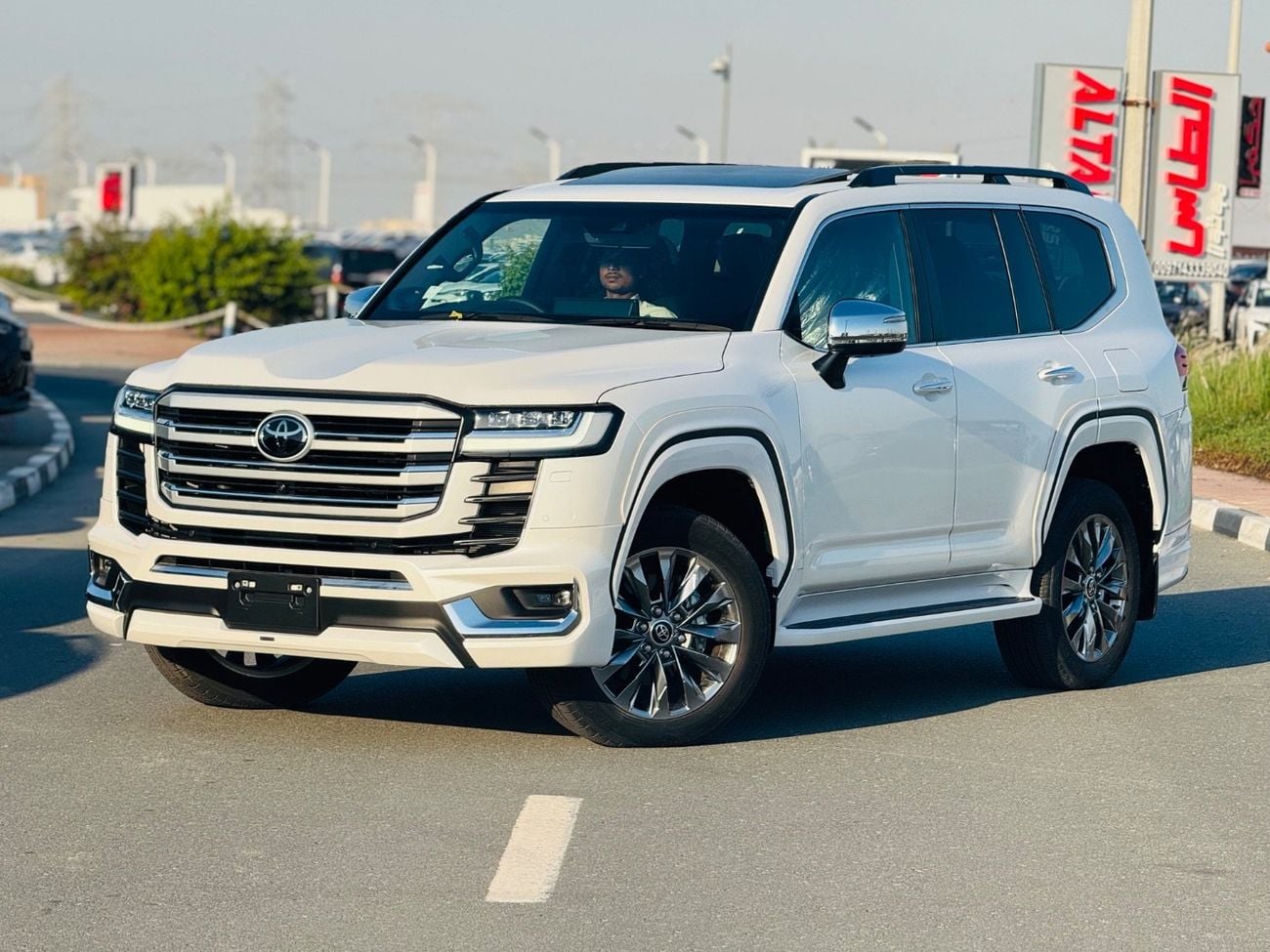 تويوتا لاند كروزر Zx top of the range white with black interior