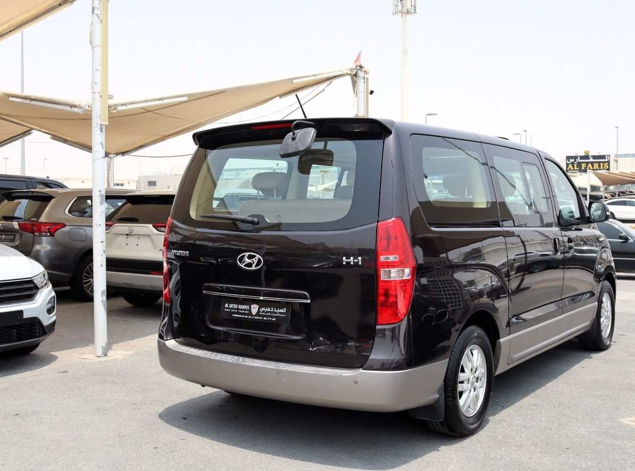 هيونداي H-1 متوسط المواصفات خالية من الحوادث - خليجي - فتحتين سقف - رقم واحد الفل - بحالة الوكالة من الداخل والخ