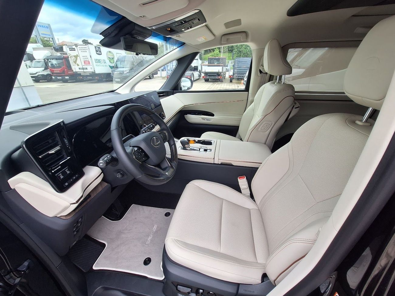 لكزس LM 350h LEXUS LM350h - 7 STR - 2.5L - HYB - AT - 2026 MY