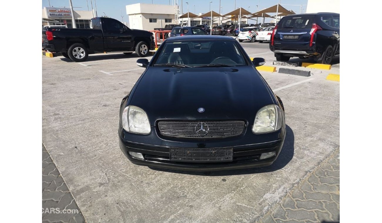 Mercedes-Benz SLK 320 2004 model in good condition