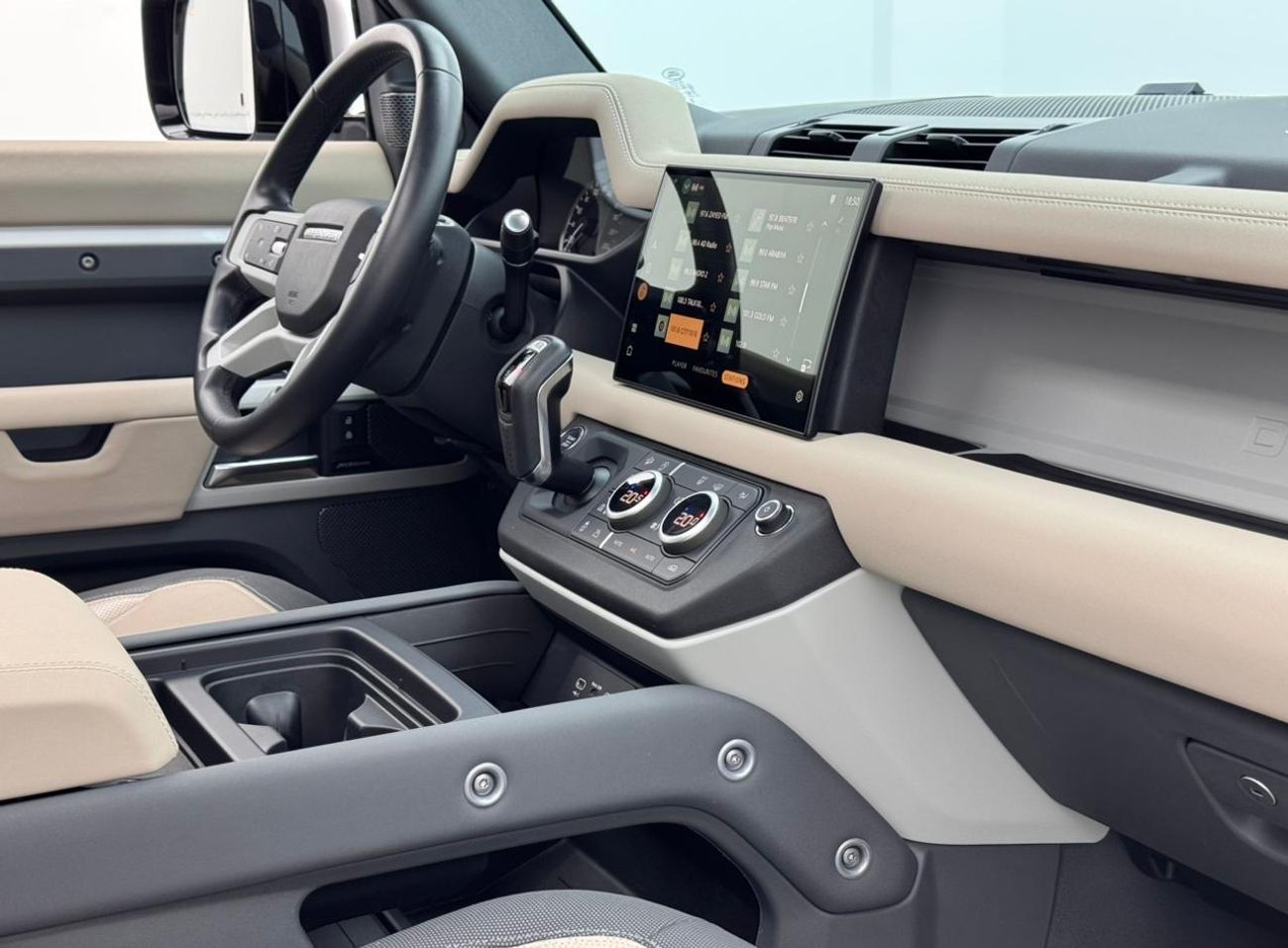 Land Rover Defender P300 90 X-Dynamic SE 3.0L (5 Seater) 2023 Land Rover Defender 90 X-Dynamic SE P400, 2027 Land Rover