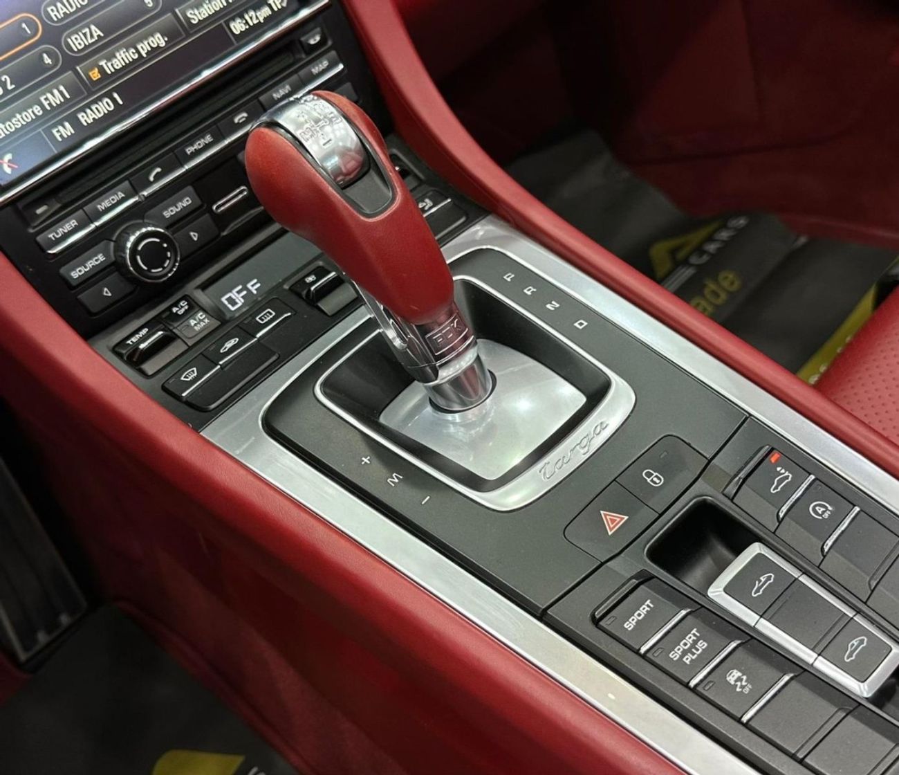 بورش 911 Targa 4 3.4L 2015 Porsche 911 Targa 4, Full Service History, Excellent Condition, GCC