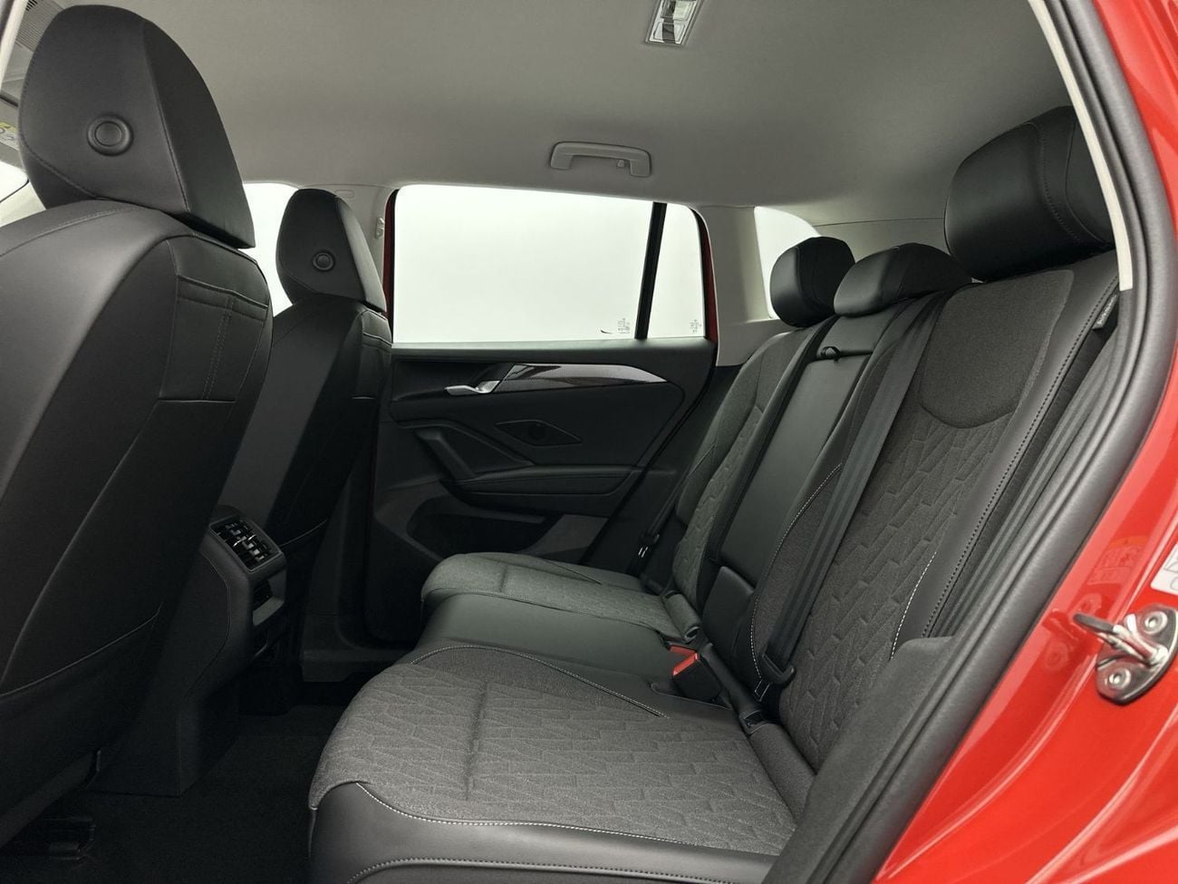Volkswagen Tiguan Tiguan LIfe + fabric seats (REF#54467) - 28,100 AED SAVINGS from New Car