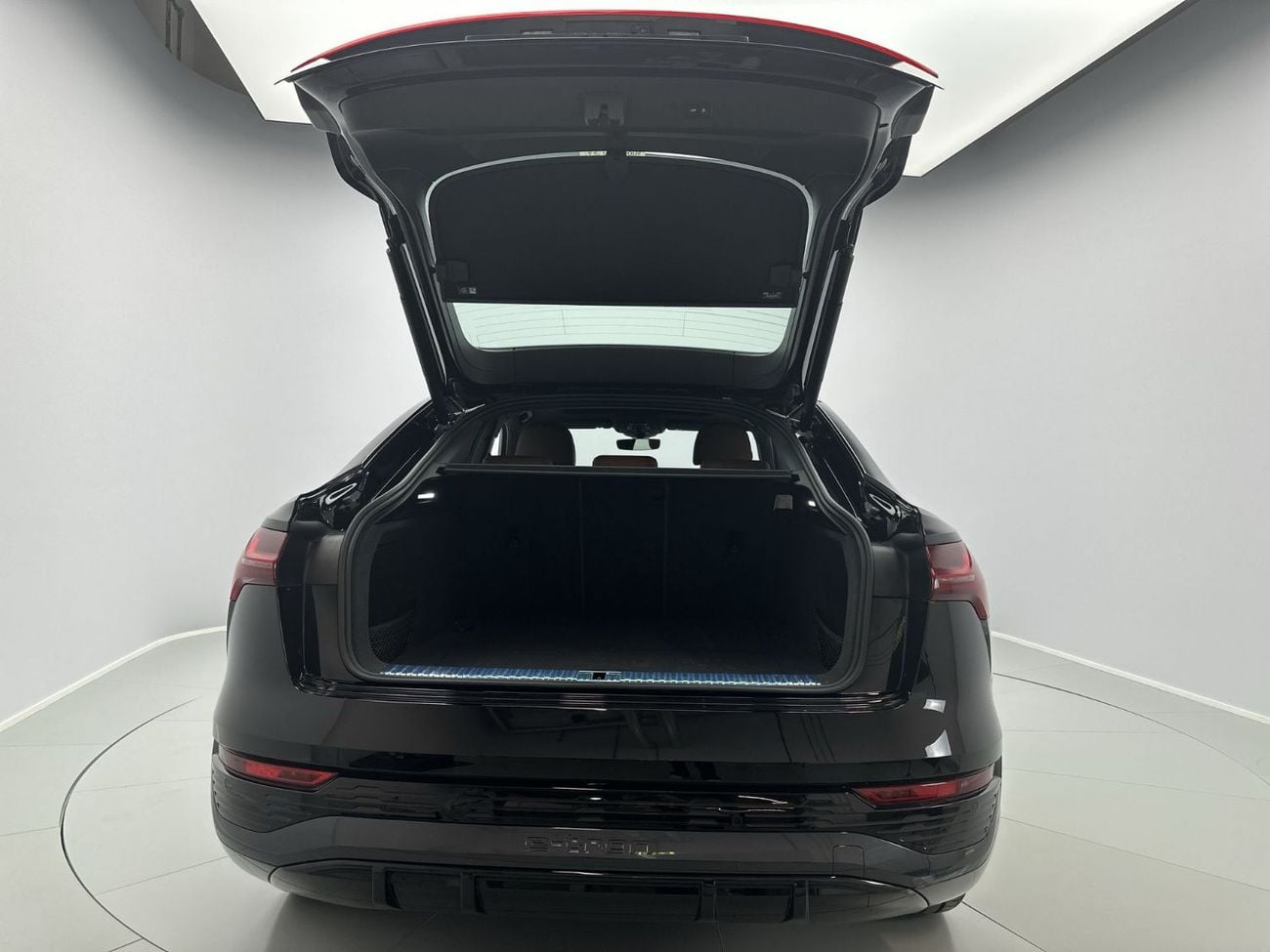 أودي Q8 إي ترون 55 quattro S Line Sportback 408hp Progress (Ref# 17203)