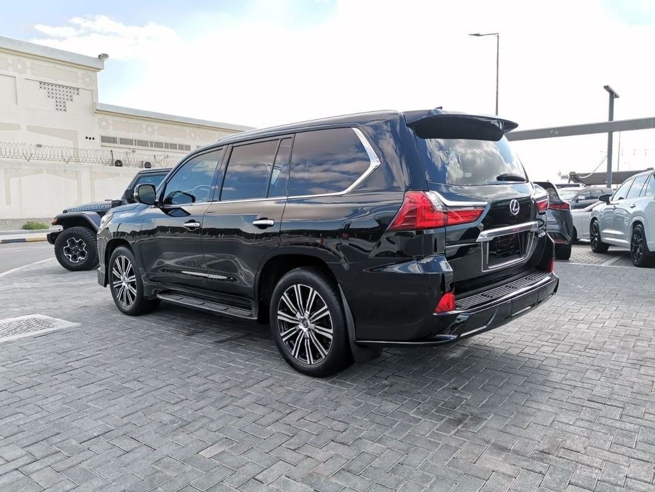 لكزس LX 570 Platinum 5.7L Lexus LX570 - 2020 - Black