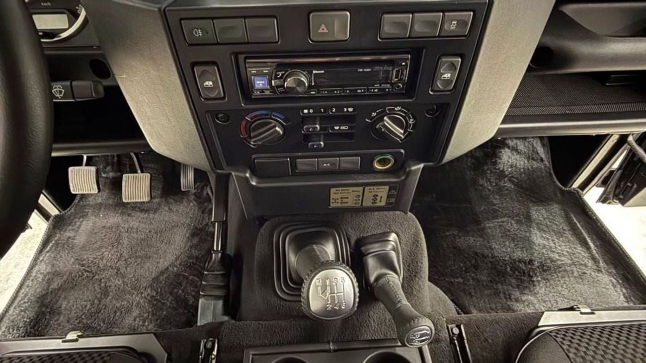 Land Rover Defender 110 Land Rover Defender 2015 GCC specs