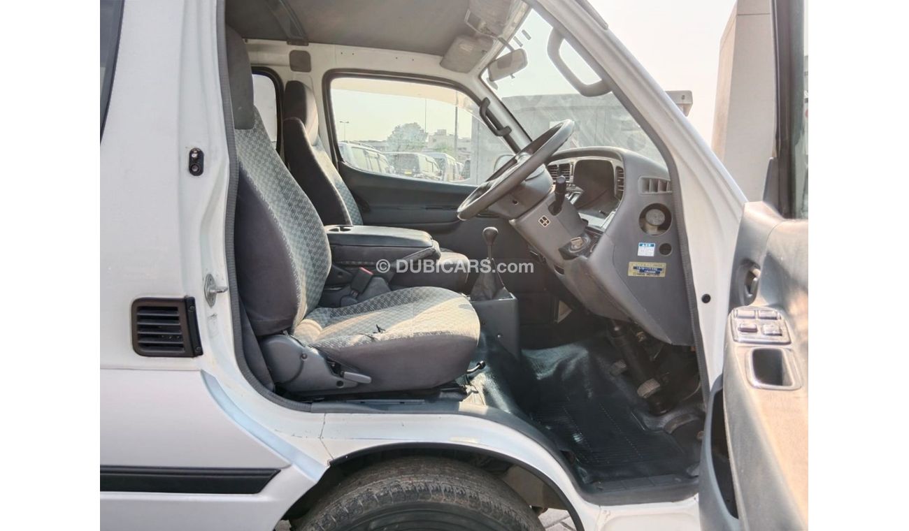 Toyota Hiace TOYOTA HIACE VAN RIGHT HAND DRIVE (PM1602)