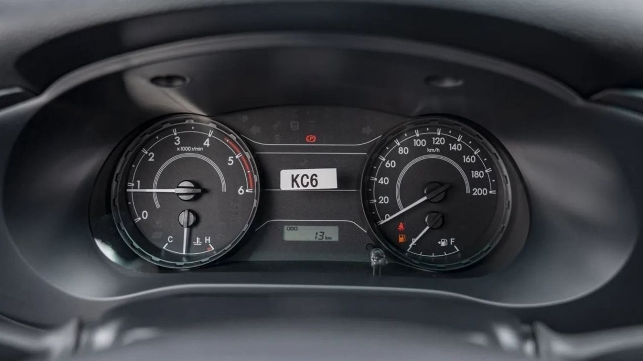 Toyota Hilux Toyota hilux 2.4L diesel mid option MY24