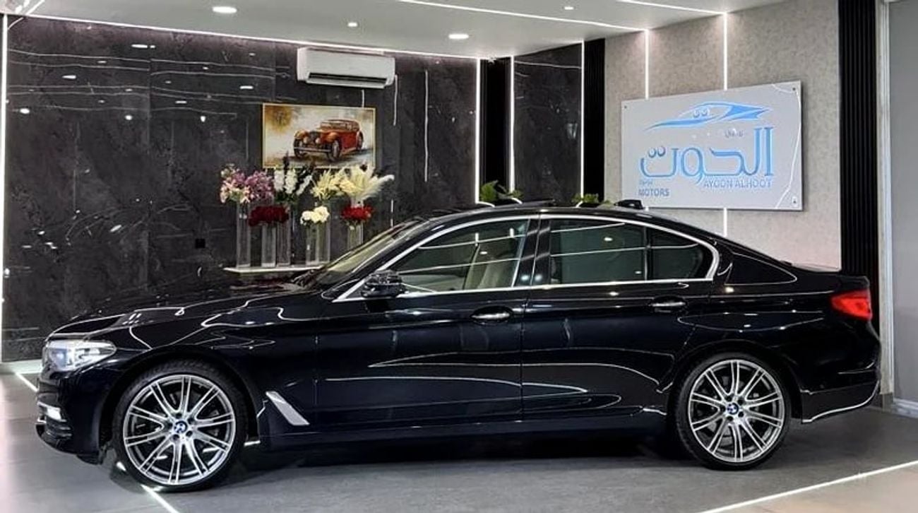 بي أم دبليو 520i EXCLUSIVE LUXURY ELITE BLACK 520i || TOP RANGE || GCC || SCREENS || LIKE