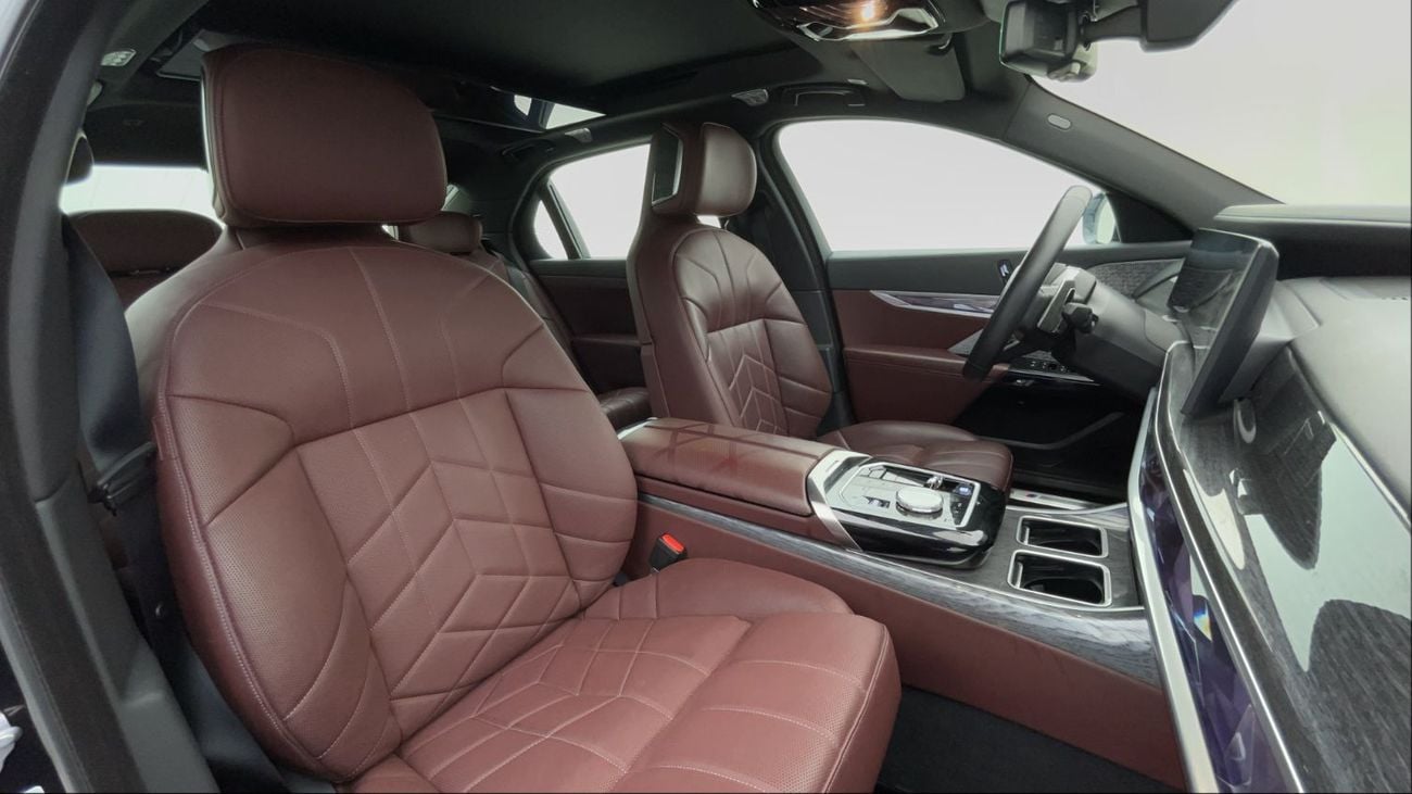 بي أم دبليو 740i 3L 2023 | 0 DP | 3942/Month | 30 Day Return | Service History