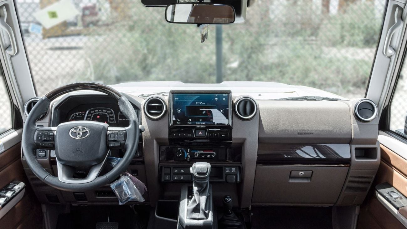 تويوتا لاند كروزر 70 LC76 LX 2.8L AT Diesel 2026 (White-Brown) Omani