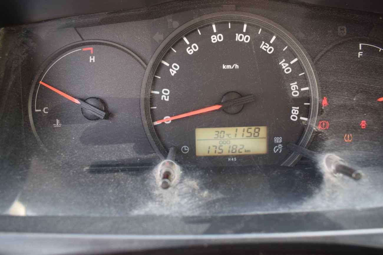 تويوتا هاياس Toyota Hiace 6 seater Van, model:2018.