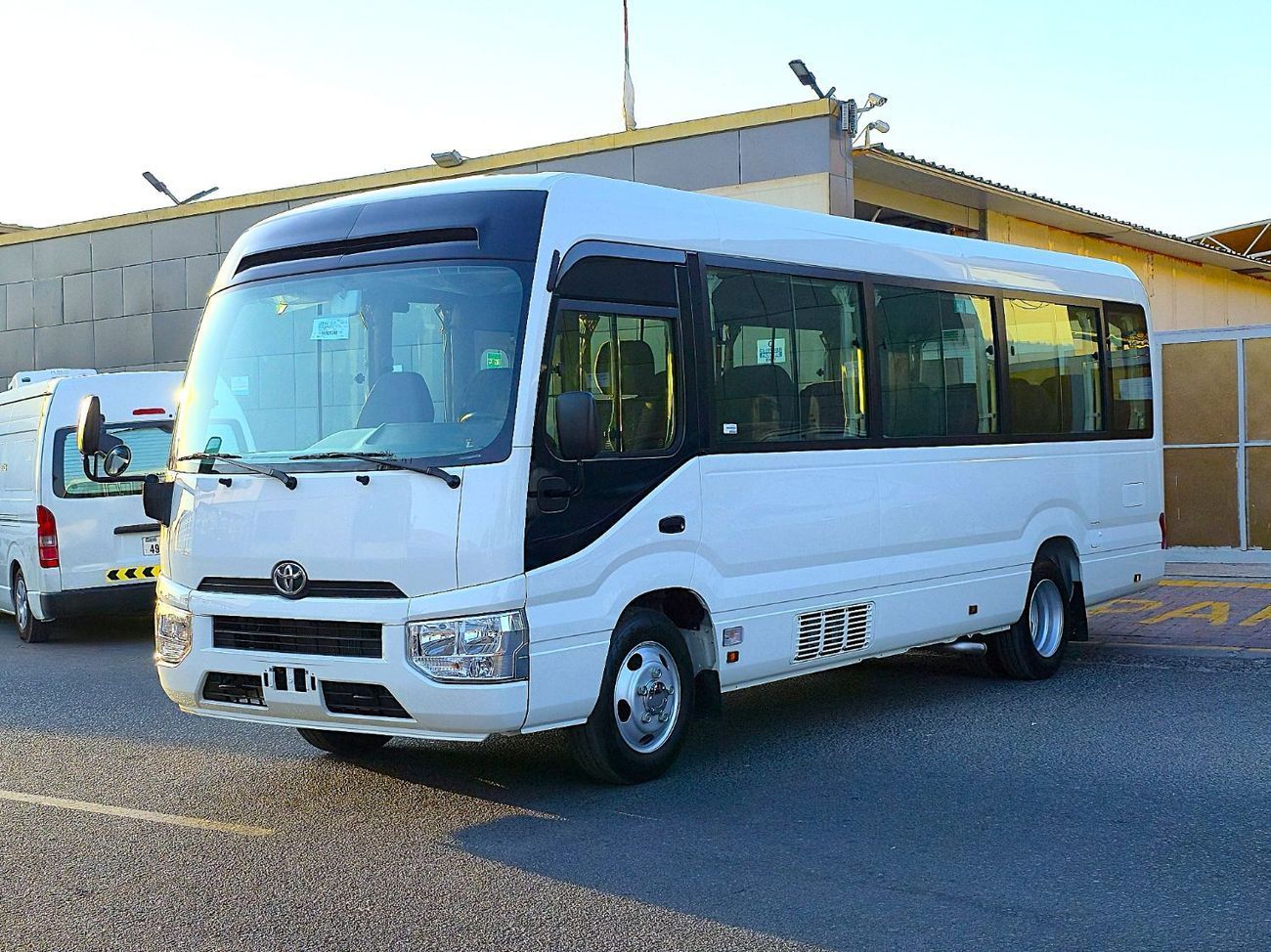 Toyota Coaster AL FUTAIM - TOYOTA COASTER PETROL 2.7 MT - AUTO DOOR - 23 SEATER  - 2025 MODEL - WHITE 