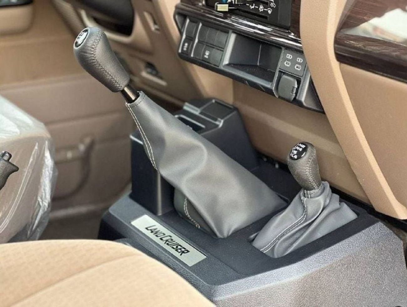 تويوتا لاند كروزر 70 LC76 4.0L PTR M/T // 2024 // HIGH OPTION WITH DVD & BACK CAMERA , POWER WINDOWS , COOL BOX // SPECIA