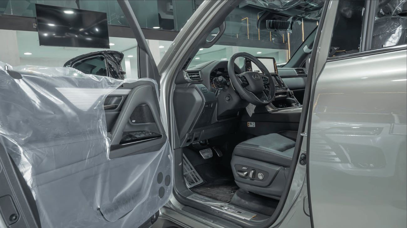 Lexus LX700h F SPORT F-SPORT 26/26 SILVER with BLACK INTERIOR