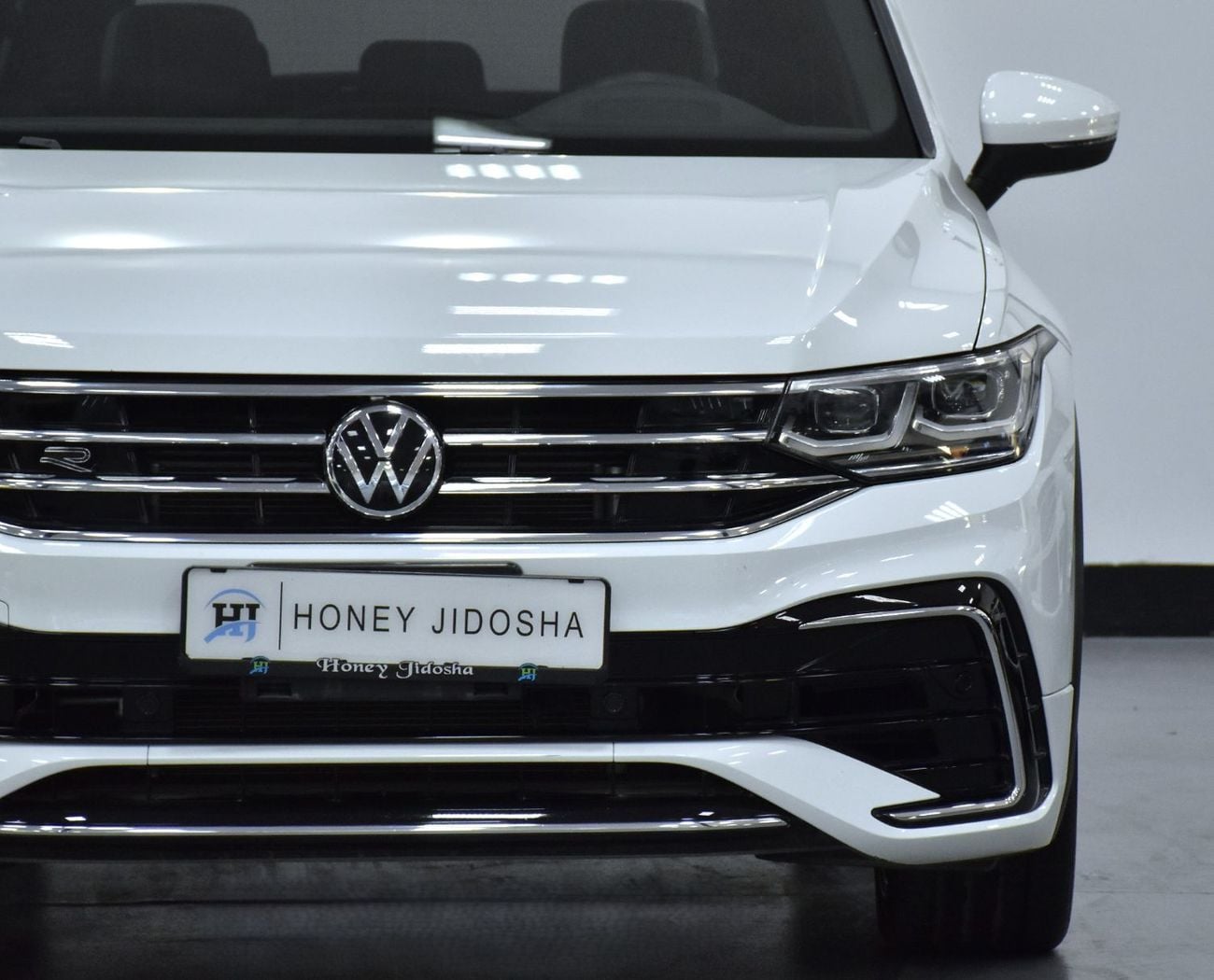 Volkswagen Tiguan R-LINE PREMIUM Volkswagen Tiguan 4Motion ( 2024 Model ) in White Color GCC Specs