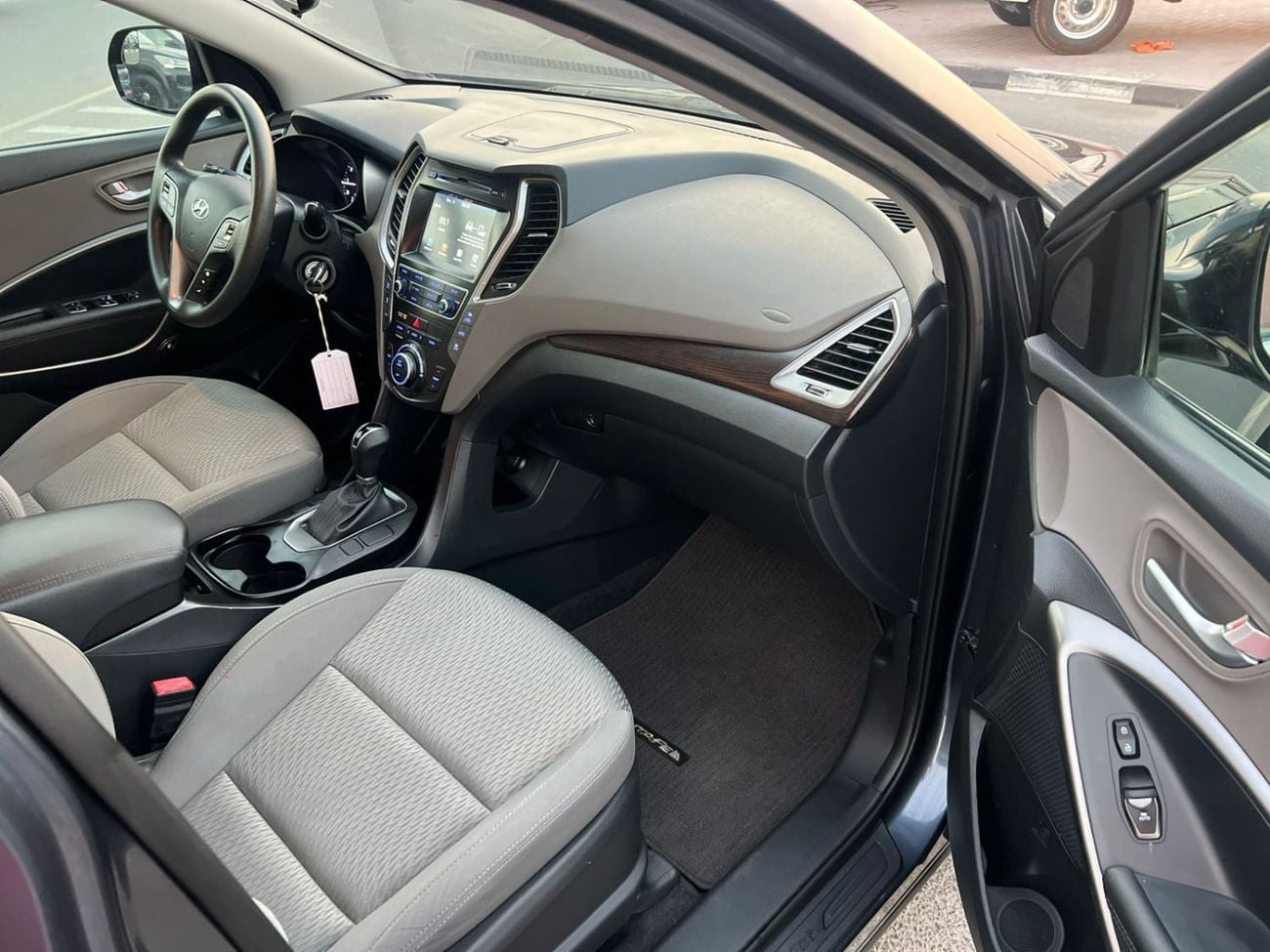 Hyundai Santa Fe STD (NON GCC) 2019 Hyundai Santa Fe - 3.3L V6 - Apple & Android Play - 7 Seater - 42000 Mileage - 41999 AED