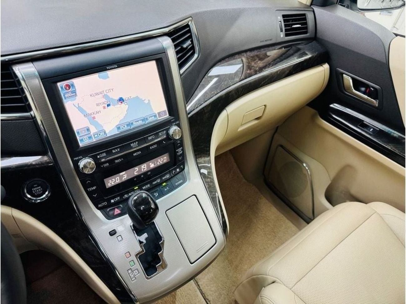 تويوتا ألفارد GCC .. FSH .. Original paint .. V6 .. Top Range .. VIP .