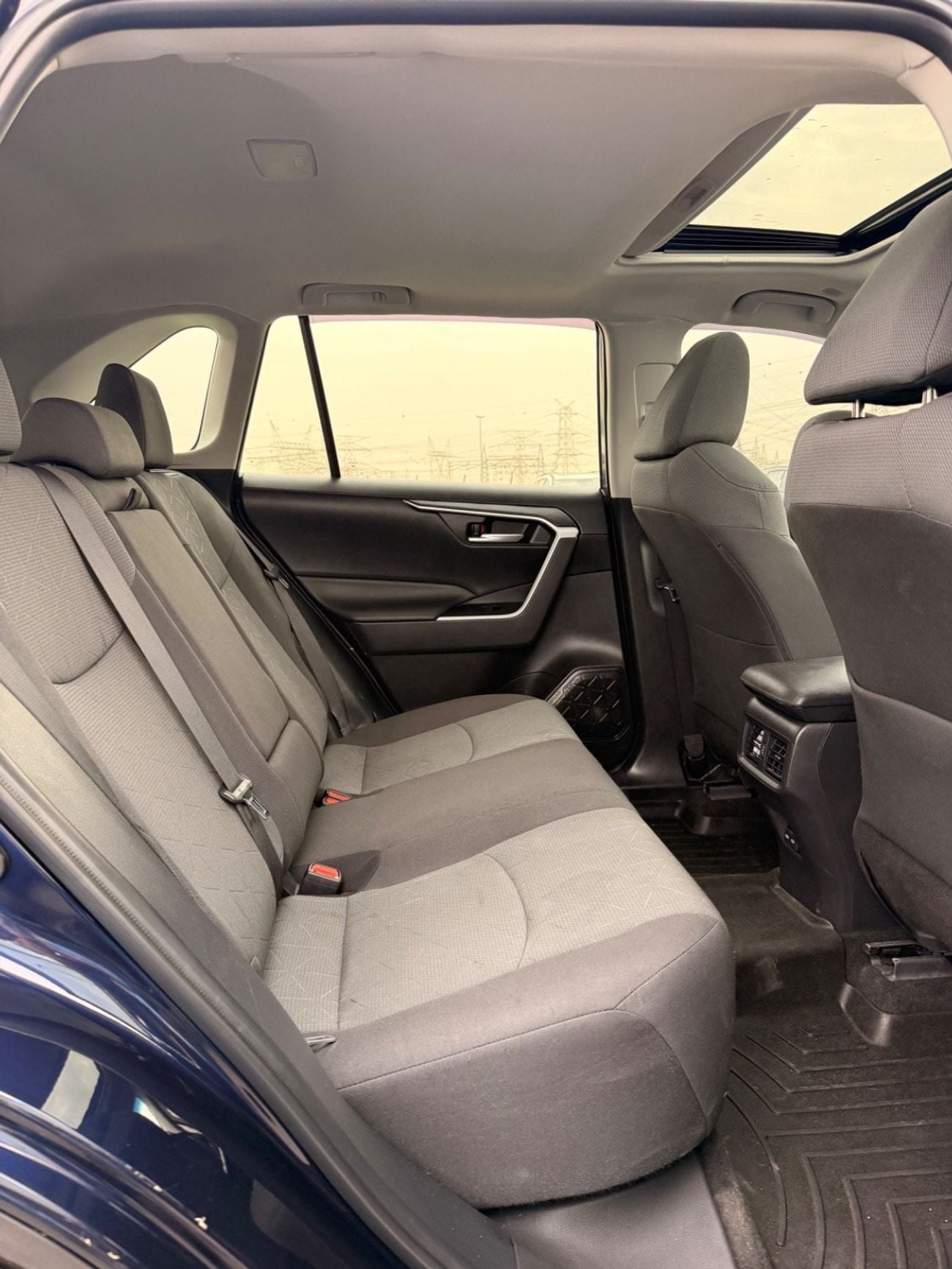 Toyota RAV4 XLE 2.5L  4X4 Sunroof, push start full option