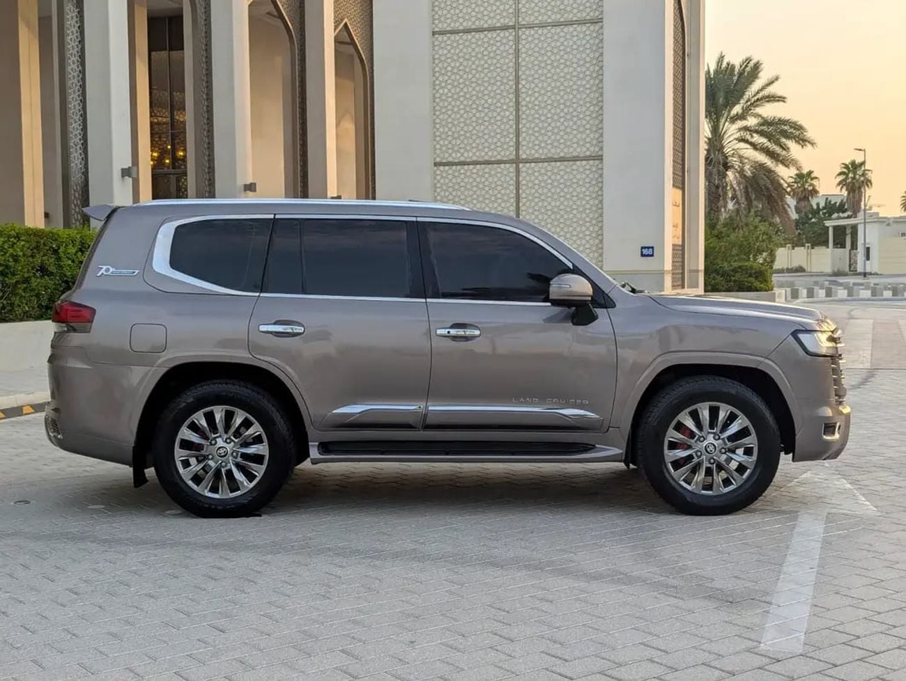 Toyota Land Cruiser VXR Facelifted With Interior and Exterior GCC Specs | Well Maintained