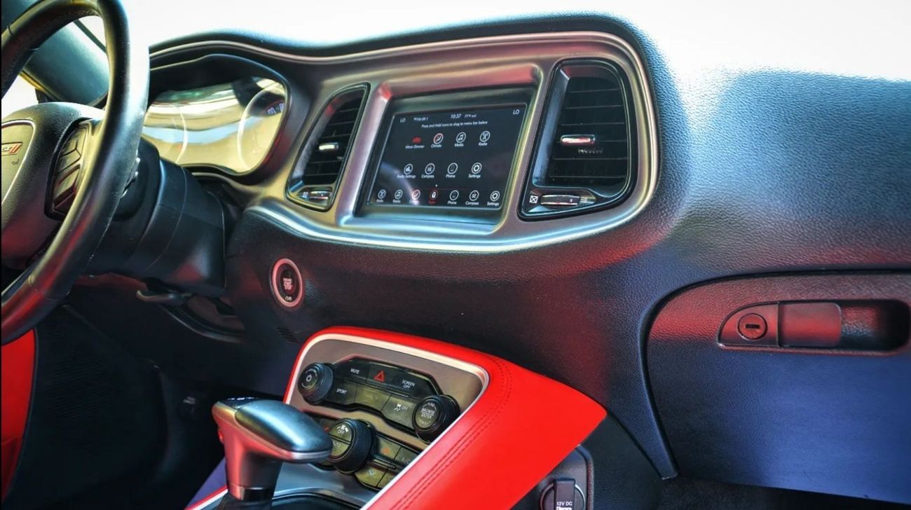 Dodge Challenger Challenger SXT V6 3.6L 2019/ SRT Kit/ Leather Interior/ Excellent Condition