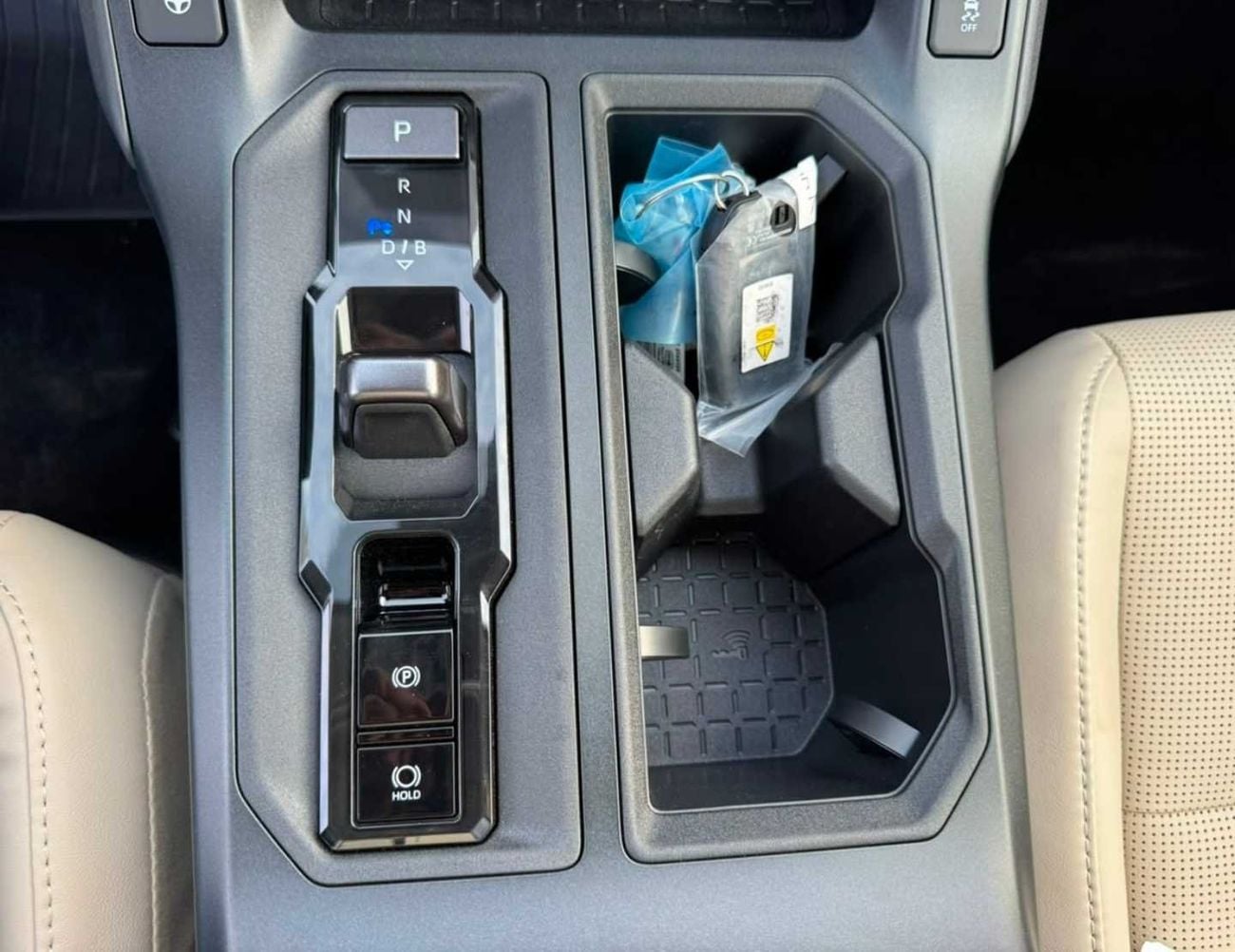 Toyota RAV4 LTD HEV HYBRID LIMITED || 2.5L V4 AWD | RADAR | PANORAMIC ROOF | AUTO PARK (CODE # R4HHS)