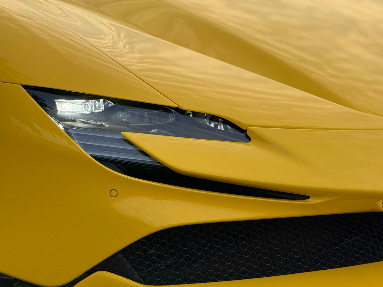 فيراري SF90 سبيدر GCC SPEC NEAT AND CLEAN UNDER WARRAANTY