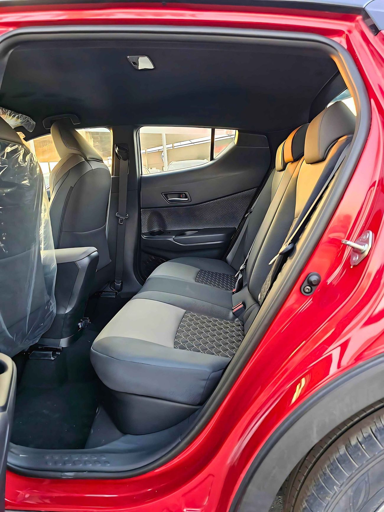 تويوتا CHR LUXURY / 1.8L HYBRID / PUSH START / LEATHER SEATS / FULL OPTION (CODE# 68017)