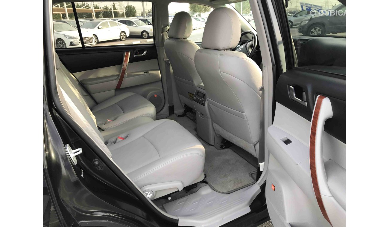 Toyota Highlander 4WD FULL OPTIONS WITH LEATHER SEAT, PUSH START AND SUNROOF