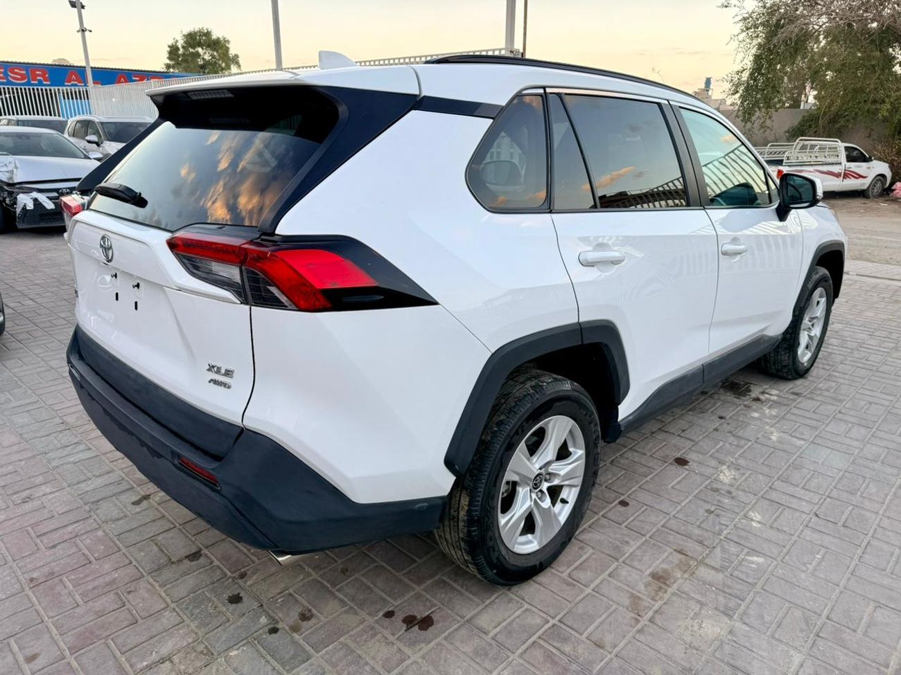 Toyota RAV4 XLE 2.5L 2021 Rav4 XLE AWD + 4x4 + ( low miles 19751 only ) Push Start + Sunroof + 2.5L Full option